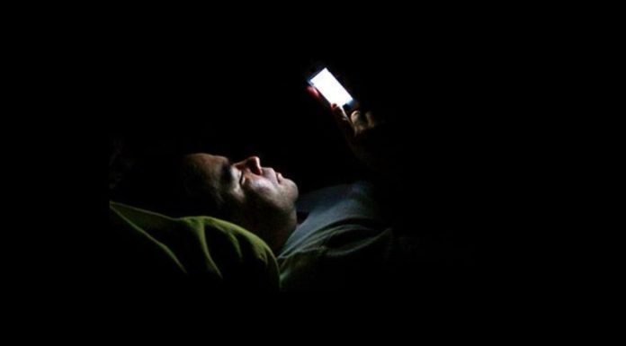 Posle 21h zaboravite na mejl, telefon i posao, kažu stručnjaci.