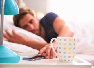 Muškarci umesto jutarnjeg seksa pre biraju mobilni telefon