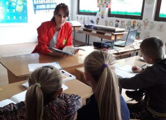 UPOZNAJTE UČITELJE KOJI ĐAKE OBRAZUJU, VOZE U ŠKOLU I SA NJIMA IGRAJU FUDBAL