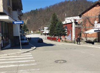 Podela sredstava za dezinfekciju u sredu ispred Doma kulture