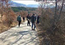 Meštani Rasna čistili put koji je već godinama u katastrofalnom stanju