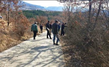 Meštani Rasna čistili put koji je već godinama u katastrofalnom stanju