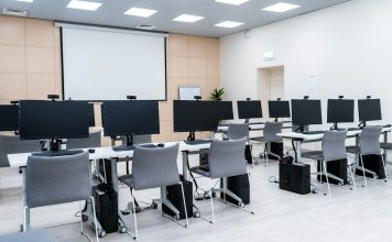 Škola „Sveti Sava“ u Prijepolju dobija skoro milion dinara za digitalnu opremu Računari u učionici — ilustrativna fotografija, ne prikazuje školu Sveti Sava