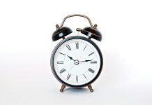 U nedelju pomeramo sat: U tri ujutru kazaljke vraćamo na dva POMERANJE SATA
