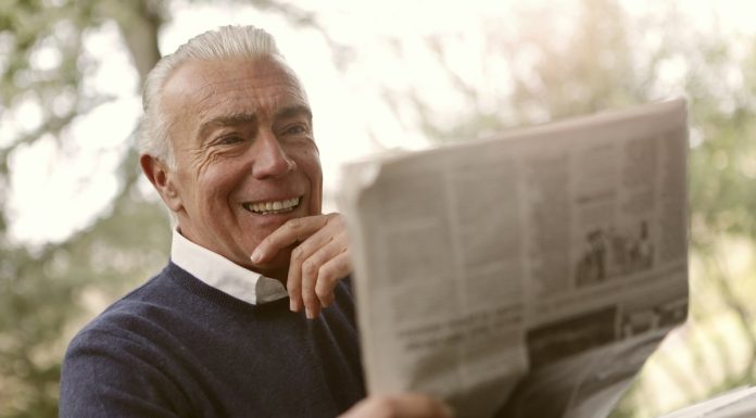 PIO upozorava: Obećaju poklon, a novac se potom odbija od penzije Stariji muškarac čita novine, ilustracija uz upozorenje penzionerima